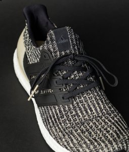 配色方案选用酷黑潮牌汇潮牌网搭配卡其色装扮构成（Ultra Boost 4.0摩卡配色好看吗 adidas Ultra Boost 4.0“Mocha”配色深度赏析）