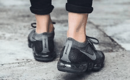 也很帅气 Nike Running 本月发售的 Nike Air潮牌汇潮牌网 扛鼎之作 Nike Air VaporMax 在发售之后得到了空前的关注度（Nike Vapormax “Midnight Fog”配色怎么样 Air VaporMax“Midnight Fog”发售信息）