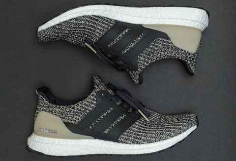 配色方案选用酷黑潮牌汇潮牌网搭配卡其色装扮构成（Ultra Boost 4.0摩卡配色好看吗 adidas Ultra Boost 4.0“Mocha”配色深度赏析）