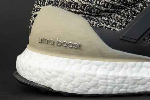 配色方案选用酷黑潮牌汇潮牌网搭配卡其色装扮构成（Ultra Boost 4.0摩卡配色好看吗 adidas Ultra Boost 4.0“Mocha”配色深度赏析）