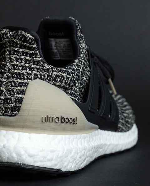 配色方案选用酷黑潮牌汇潮牌网搭配卡其色装扮构成（Ultra Boost 4.0摩卡配色好看吗 adidas Ultra Boost 4.0“Mocha”配色深度赏析）