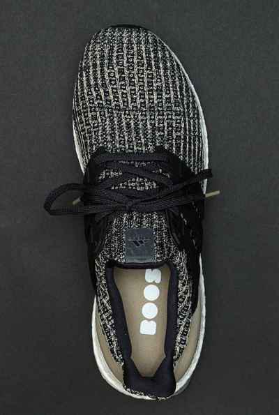 配色方案选用酷黑潮牌汇潮牌网搭配卡其色装扮构成（Ultra Boost 4.0摩卡配色好看吗 adidas Ultra Boost 4.0“Mocha”配色深度赏析）