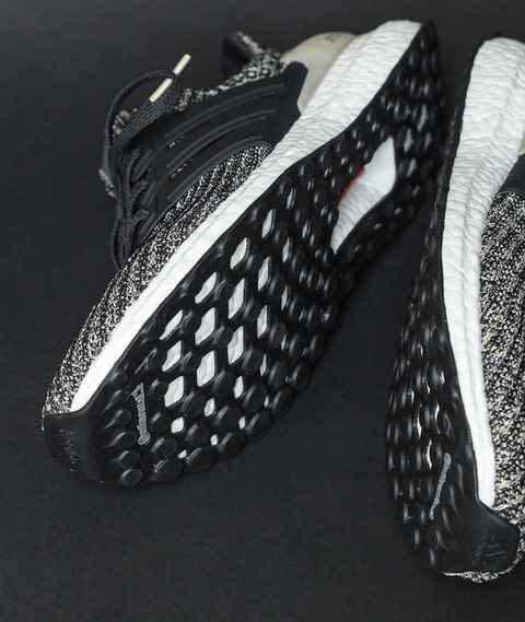 配色方案选用酷黑潮牌汇潮牌网搭配卡其色装扮构成（Ultra Boost 4.0摩卡配色好看吗 adidas Ultra Boost 4.0“Mocha”配色深度赏析）