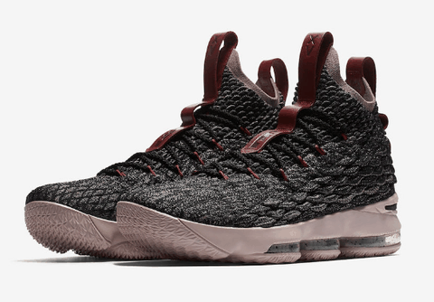 发售价格为185美元 LeBron 15“Pride of Ohio”深度赏析潮牌汇潮牌网 侧面很是帅气 鞋底的纹路也很棒 再来一张侧面的 背后标志性的Logo （LBJ15代“Pride of Ohio”配色怎么样 LeBron 15“Pride of Ohio”深度赏析）