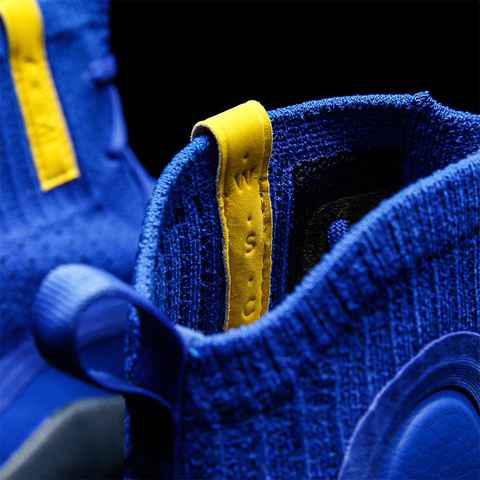 CURRY4则推陈出新采潮牌汇潮牌网店用了流行的针织袜套（Under Armour Curry 4 “More Fun”怎么样 Under Armour Curry 4 “More Fun” 多少钱）