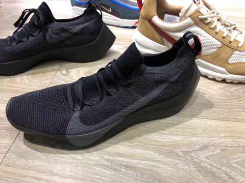 配上Nike的底蕴简潮牌商城直就是一款神作（Nike Vapor Street Flyknit好看吗 纯黑Vapor Street FK开箱图）