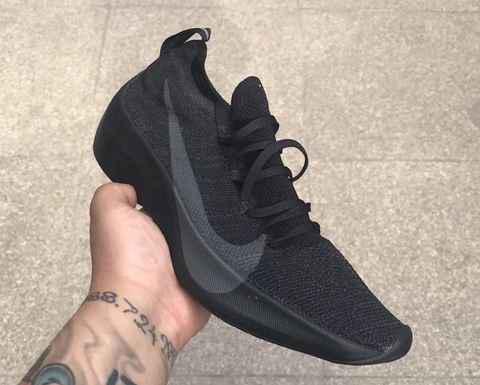 配上Nike的底蕴简潮牌商城直就是一款神作（Nike Vapor Street Flyknit好看吗 纯黑Vapor Street FK开箱图）