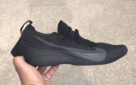 配上Nike的底蕴简潮牌商城直就是一款神作（Nike Vapor Street Flyknit好看吗 纯黑Vapor Street FK开箱图）