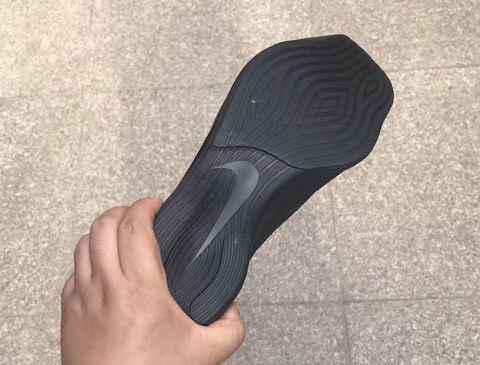配上Nike的底蕴简潮牌商城直就是一款神作（Nike Vapor Street Flyknit好看吗 纯黑Vapor Street FK开箱图）