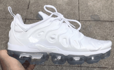 设计上采用Air Max Plus 为潮牌资讯原型结合 VaporMax 气垫鞋底打造（Nike VaporMax Plus Triple White开箱图 Nike VaporMax Plus纯白实物开箱）