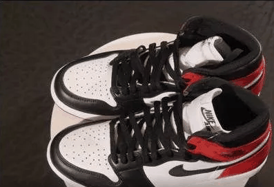  鞋舌的NIKE复古潮牌资讯标也予以保留（AJ1黑脚趾配色好看吗 Air Jordan 1 Retro High OG NRG “Rust Pink”深度赏析）