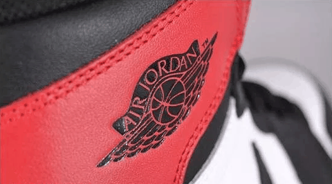  鞋舌的NIKE复古潮牌资讯标也予以保留（AJ1黑脚趾配色好看吗 Air Jordan 1 Retro High OG NRG “Rust Pink”深度赏析）