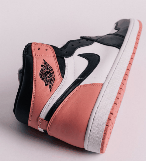  鞋舌的NIKE复古潮牌资讯标也予以保留（AJ1黑脚趾配色好看吗 Air Jordan 1 Retro High OG NRG “Rust Pink”深度赏析）