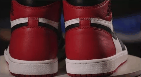  鞋舌的NIKE复古潮牌资讯标也予以保留（AJ1黑脚趾配色好看吗 Air Jordan 1 Retro High OG NRG “Rust Pink”深度赏析）