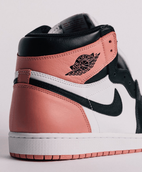  鞋舌的NIKE复古潮牌资讯标也予以保留（AJ1黑脚趾配色好看吗 Air Jordan 1 Retro High OG NRG “Rust Pink”深度赏析）