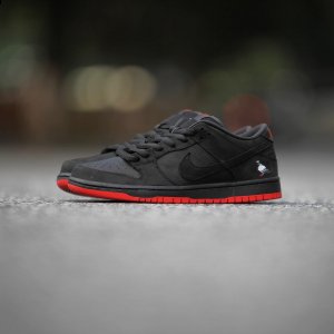 将会在国内部潮牌品牌分指定店铺上价（NIKE SB Dunk “Pigeon”国内哪些店铺发售 耐克SB黑鸽子短信抽签方法）