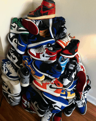 一手直伸潮牌品牌向下前方（AJ1定制版有哪些 Air Jordan 1定制版赏析与盘点）