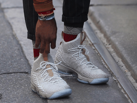 更是格外精致动人！ Air Jordan 13 “Love Respect” 货号：888164-11潮牌汇潮牌网2 市场价格：￥1300 RMB 这款素有 “小熊猫” 之称的 Air Jordan 13 一经推出便拥有极高关注度（秋冬季节人气最高的鞋有哪些 秋冬季节高人气球鞋盘点）