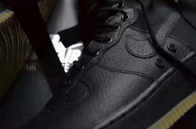 并且每一双鞋都会带有潮牌一个采用军事织带的 Duffel Bag （Nike SF-AF1开箱 Nike SF-AF1价格多少）