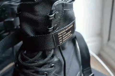 并且每一双鞋都会带有潮牌一个采用军事织带的 Duffel Bag （Nike SF-AF1开箱 Nike SF-AF1价格多少）