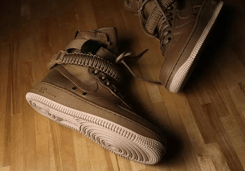 并且每一双鞋都会带有潮牌一个采用军事织带的 Duffel Bag （Nike SF-AF1开箱 Nike SF-AF1价格多少）
