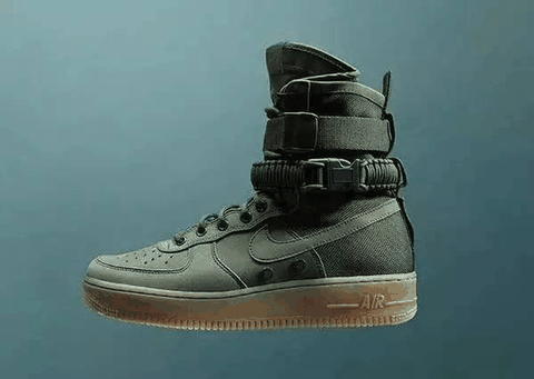 并且每一双鞋都会带有潮牌一个采用军事织带的 Duffel Bag （Nike SF-AF1开箱 Nike SF-AF1价格多少）