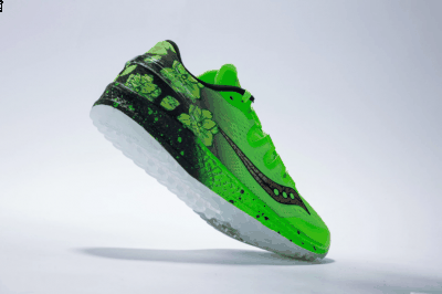金色的 Saucony Logo、鞋舌及鞋潮牌资讯身处的「SH」刻字同样彰显着特殊地位（索康尼“上海”配色怎么样 Saucony Freedom ISO“上海”多少钱）