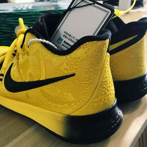 kyrie3李小龙配色开箱图 欧文3李小龙配色深度赏析