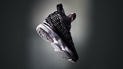 后跟熟悉的潮牌汇潮牌网店斜置 Swoosh（Nike LeBron 15首发灰烬色多少钱 詹姆斯15代