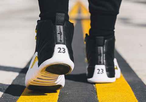  Air Jordan 12 GS “Valentines Da潮牌汇潮牌网y” 粉色是历年情人节配色的习俗之一（AJ12有哪些配色 AJ12开箱鉴赏）