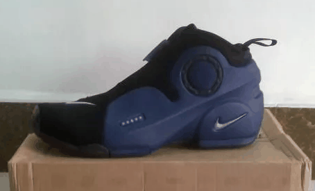 五点银色alpha标和黑色潮牌品牌麂皮搭配和触感都无敌好（NIKE风四(air ultraposite)开箱鉴赏 耐克风4和前三代对比测评）