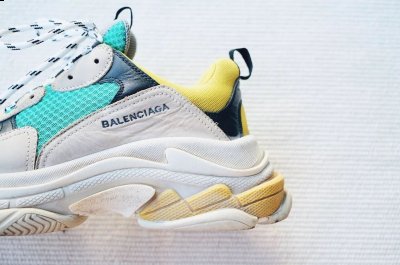 Rick Owens的大匡潮牌威也不怎么舒服（巴黎世家Triple S脚感怎么样 Balenciaga Triple S实物全方位测评）