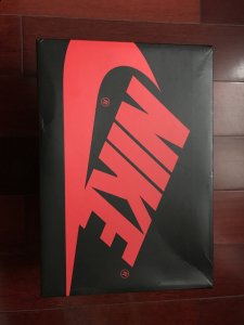 另外这双AJ1“Wheat”潮牌品牌外观以独特的小麦色装点（AJ1小麦色开箱测评 AJ1“Wheat”实物细节赏析）