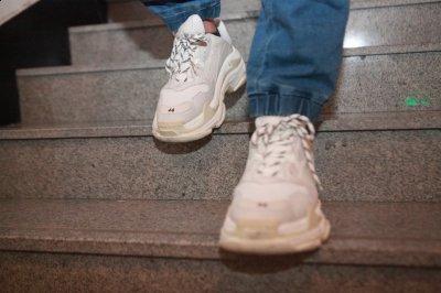  近日由国外球鞋摄影师潮牌信息 sneakerprophet_发布该鞋款的上脚美图（巴黎世家复古运动鞋偏码吗 Balenciaga Triple-S尺码怎么选择）