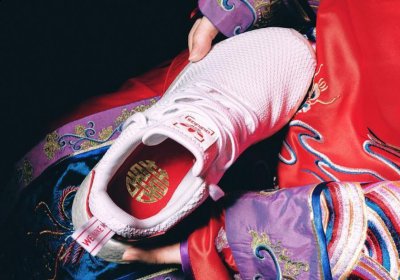 还有中国喜庆潮牌资讯元素的加持（NMD R2 “囍”开箱图 Adidas NMD R2 双喜配色细节赏析）