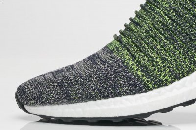 低调的绿色潮牌点缀鞋面（Ultra Boost Laceless荧光绿新配色多少钱 UB无鞋带版本值得买吗）