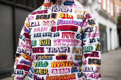 皮草外套、N-3B Parka、工装外套、工装裤、衬潮牌商城衫、T-Shirt、卫衣、T-Shirt 及帽款与腰带配件单品共同出现（Supreme x Hysteric Glamour怎么样 好看吗 Supreme联名Hysteric Glamour单品一览）