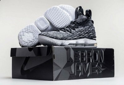 ” 采用了升级版潮牌信息的 Flyknit 编织材质（LeBron 15开箱图 詹姆斯15代战靴的最新科技）