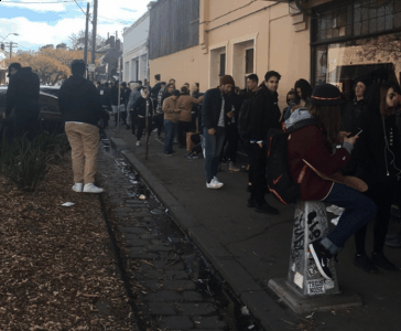  supreme排队实例 第一天7点到 一看门口没人 还挺高兴 后来才知道队在拐角胡同 然后赶紧去一看人巨多 估计有1200多 还断断续续有人来 人生第一次排队 老黑保安好凶 撞衫的人好多 撞鞋的更多 可谓争奇斗艳 你们懂得我说的是哪款衣服哪款鞋 像我这么清新脱俗穿着鲨鱼头彪马裤子杜兰特8的小朋友不多见了 虽然说随机发号 但是事后发现这种随机也是先来后到的 前面的人就是有资格先领取 号发完了 写waiting list也是先来后到的 我就在队伍的前三分之一的最后 很好 就截止我前面 结束了 这才9:15啊