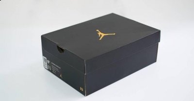 如同大理石般的银潮牌信息色元素透在漆皮上（ AIR JORDAN 11 伯爵开箱测评 aj11伯爵怎么样）