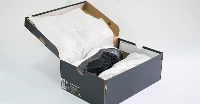 如同大理石般的银潮牌信息色元素透在漆皮上（ AIR JORDAN 11 伯爵开箱测评 aj11伯爵怎么样）