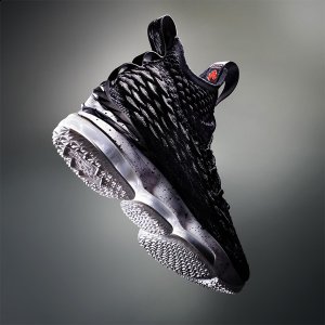 LeBron 15 采用了升潮牌资讯级版本的 Flyknit 鞋面（LBJ 15怎么样 詹姆斯LeBron 15战靴测评）