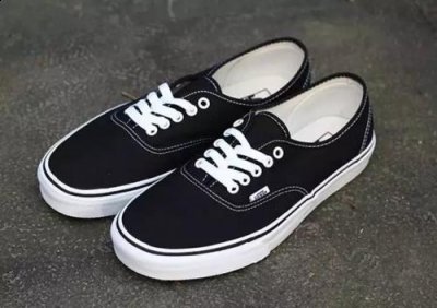 滑手们发现Vans生产的华潮牌汇潮牌网夫大底可以很好的与滑板贴合（Vans Authentic上脚图 Vans Authentic怎么搭配）