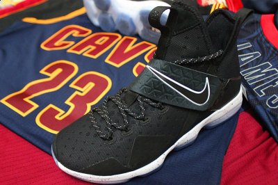 于本赛季圣诞大战潮牌资讯勇士对阵骑士期间（LeBron 14黑冰怎么样 好不好看 詹姆斯14代战靴黑冰深度赏析）