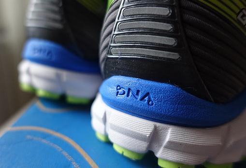 后跟有反潮牌信息光材料（布鲁克斯Ghost 9开箱测评 brooks ghost9评测）