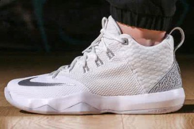 可以成为内线和潮牌资讯锋线的实战利器（詹姆斯使节9实战测评 Nike使节9上脚测评）