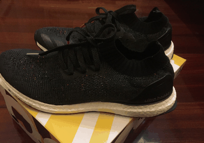 其实这款boost uncage潮牌d需要选大半码来进行购买（boost uncaged套口磨脚吗 UB uncaged鞋口紧 磨后跟怎么办）