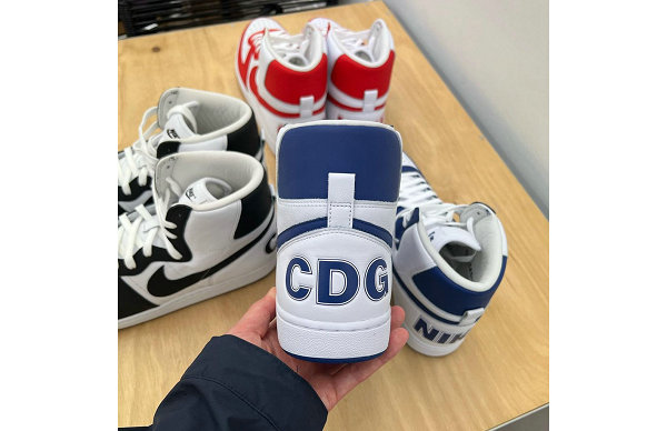 并一口气推出了黑白潮牌商城、白红、白蓝 3 色可选（CDG Homme Plus x 耐克全新联名 Terminator 鞋款系列曝光）