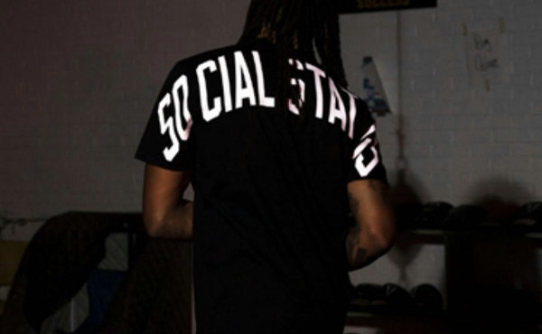 同时炮制了 Champion Tee、潮牌商城运动裤以及帽衫等 20 余件单品（冠军 x Social Status 2022 夏季联乘系列登场）
