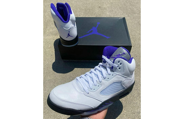 近期该配色也被移植潮牌到 Air Jordan 5 鞋款之上（康扣 AJ5 全新“Concord”配色鞋款释出，经典方案移植）